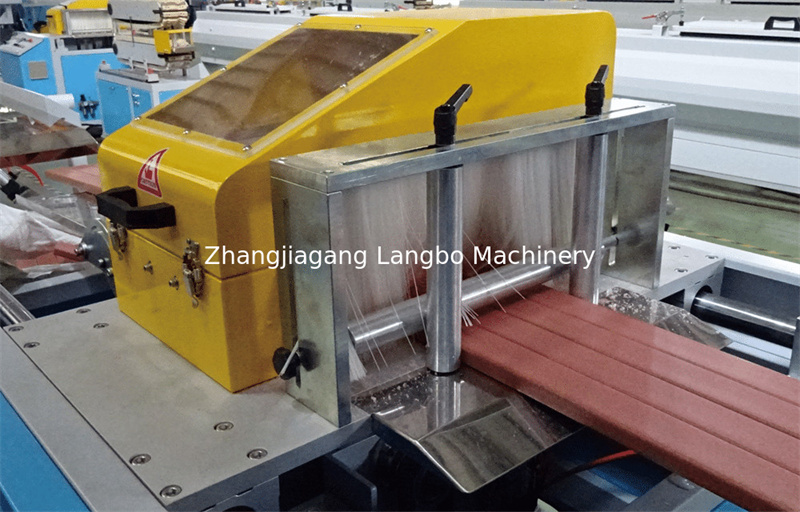 LB-Embossed wpc profyl extrusion line (1)